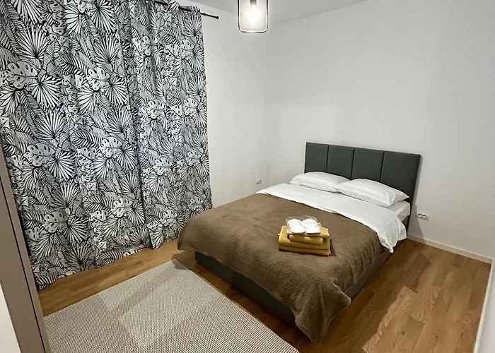 Romanescu Park Apartment *